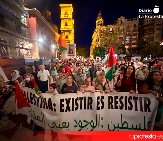 La manifestación avanza por el centro de Murcia con banderas palestinas y consignas de solidaridad con la resistencia del pueblo palestino. Foto: Dominic D. Skerrett / La Protesta Diario.