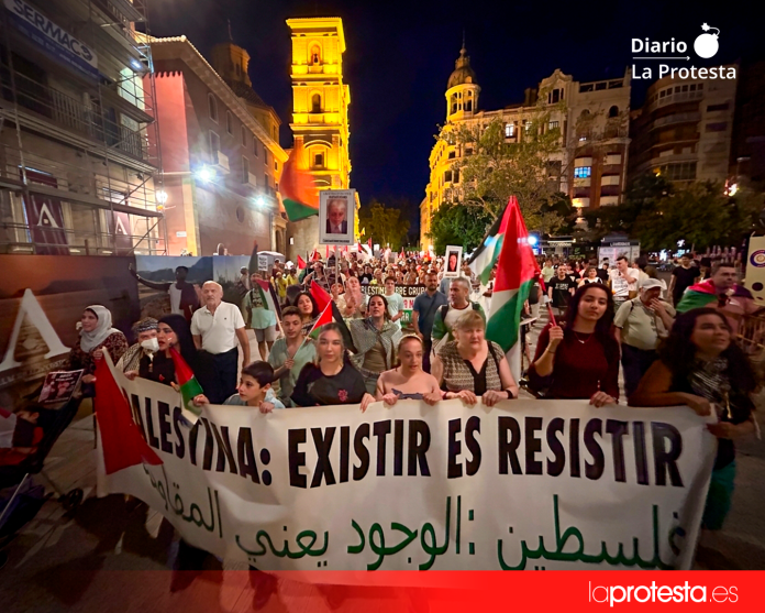 La manifestación avanza por el centro de Murcia con banderas palestinas y consignas de solidaridad con la resistencia del pueblo palestino. Foto: Dominic D. Skerrett / La Protesta Diario. La manifestación avanza por el centro de Murcia con banderas palestinas y consignas de solidaridad con la resistencia del pueblo palestino. Foto: Dominic D. Skerrett / La Protesta Diario.