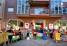 La diáspora saharaui reivindica su unidad nacional en Murcia y exige la liberación de los presos políticos encarcelados por Marruecos Representantes del Frente Polisario, la diáspora saharaui y el PCRM, junto a familias de acogida y colectivos solidarios, durante el encuentro celebrado esta mañana en Murcia. Foto: Dominic D. Skerrett