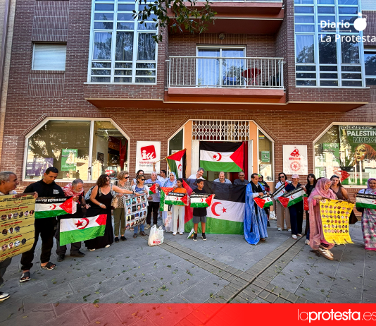 Representantes del Frente Polisario, la diáspora saharaui y el PCRM, junto a familias de acogida y colectivos solidarios, durante el encuentro celebrado esta mañana en Murcia. Foto: Dominic D. Skerrett
