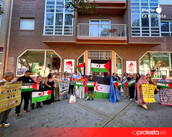 Representantes del Frente Polisario, la diáspora saharaui y el PCRM, junto a familias de acogida y colectivos solidarios, durante el encuentro celebrado esta mañana en Murcia. Foto: Dominic D. Skerrett