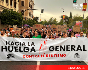 Manifestantes avanzan por el centro de Murcia durante la marcha convocada por el Sindicato de Vivienda y la PAH, con el Palacio de San Esteban como destino final de una jornada marcada por las reivindicaciones contra la especulación inmobiliaria | Fotog: Dominic D. Skerrett.