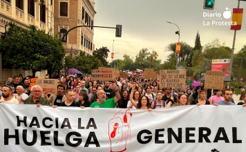 Manifestantes avanzan por el centro de Murcia durante la marcha convocada por el Sindicato de Vivienda y la PAH, con el Palacio de San Esteban como destino final de una jornada marcada por las reivindicaciones contra la especulación inmobiliaria | Fotog: Dominic D. Skerrett.