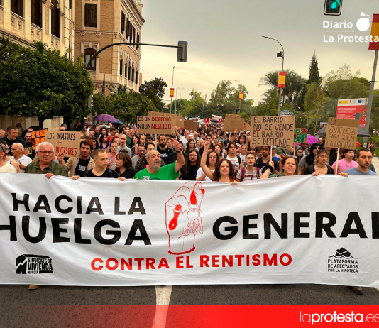 Manifestantes avanzan por el centro de Murcia durante la marcha convocada por el Sindicato de Vivienda y la PAH, con el Palacio de San Esteban como destino final de una jornada marcada por las reivindicaciones contra la especulación inmobiliaria | Fotog: Dominic D. Skerrett.