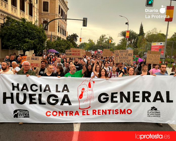 Manifestantes avanzan por el centro de Murcia durante la marcha convocada por el Sindicato de Vivienda y la PAH, con el Palacio de San Esteban como destino final de una jornada marcada por las reivindicaciones contra la especulación inmobiliaria | Fotog: Dominic D. Skerrett.