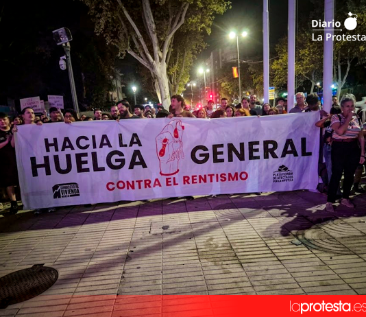 El movimiento por la vivienda lleva la lucha contra el rentismo a las puertas de la Asamblea Regional de Murcia La muerte de Mari Carmen Abascal estuvo presente en una movilización que denunció las consecuencias sociales de la especulación inmobiliaria | Foto.- José Coy