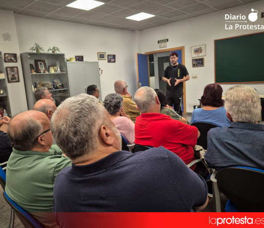 Molina de Segura constituye una comisión de apoyo a la huelga general del 11N para unir las luchas por la vivienda y el trabajo digno Representantes sindicales, vecinales y de colectivos sociales se reúnen en el CEIP El Jardín de Molina de Segura para coordinar el apoyo a la huelga del 11N | Foto.- José Coy