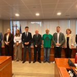 La PAH denuncia que la ley de vivienda asequible del PP favorecerá a los constructores y no garantizará el acceso a un hogar en la Región de Murcia Paco Morote, portavoz de la PAH, junto a los diputados de las diversas fuerzas políticas participantes en la Comisión de Política Territorial, Agricultura, Agua y Medio Ambiente | Foto.- Dominic D. Skerrett