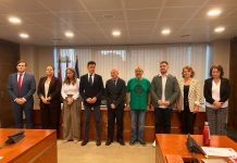 Paco Morote, portavoz de la PAH, junto a los diputados de las diversas fuerzas políticas participantes en la Comisión de Política Territorial, Agricultura, Agua y Medio Ambiente | Foto.- Dominic D. Skerrett