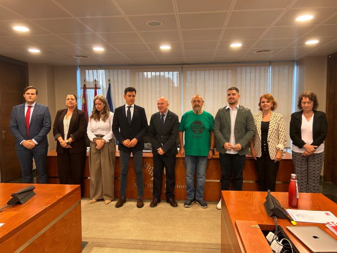 Paco Morote, portavoz de la PAH, junto a los diputados de las diversas fuerzas políticas participantes en la Comisión de Política Territorial, Agricultura, Agua y Medio Ambiente | Foto.- Dominic D. Skerrett Paco Morote, portavoz de la PAH, junto a los diputados de las diversas fuerzas políticas participantes en la Comisión de Política Territorial, Agricultura, Agua y Medio Ambiente | Foto.- Dominic D. Skerrett