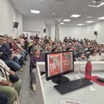 Más de un centenar de trabajadores reunidos en el salón de actos de CCOO para abordar la defensa de los derechos laborales y la lucha por una vivienda digna. Foto: José Coy.