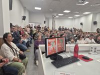 Más de un centenar de trabajadores reunidos en el salón de actos de CCOO para abordar la defensa de los derechos laborales y la lucha por una vivienda digna. Foto: José Coy.