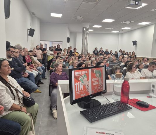 CCOO arranca en Murcia la preparación de la huelga general del 11N con una multitudinaria asamblea por salarios y vivienda dignos Más de un centenar de trabajadores reunidos en el salón de actos de CCOO para abordar la defensa de los derechos laborales y la lucha por una vivienda digna. Foto: José Coy.