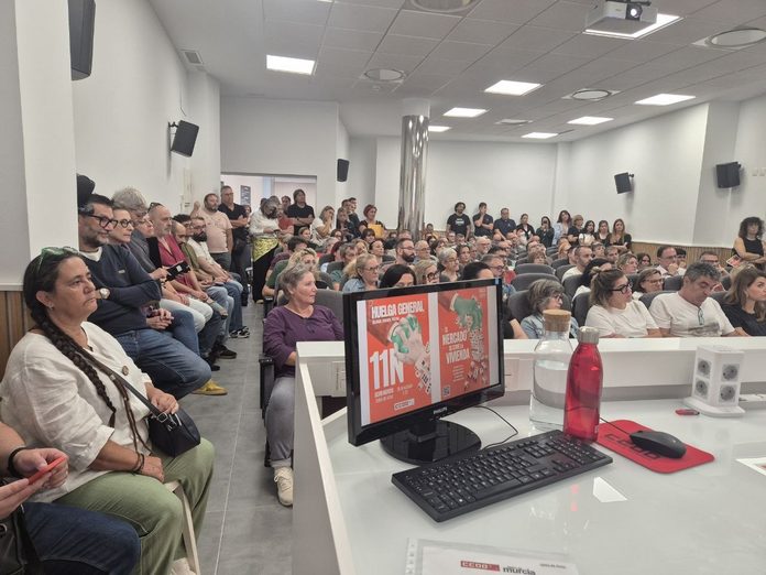 Más de un centenar de trabajadores reunidos en el salón de actos de CCOO para abordar la defensa de los derechos laborales y la lucha por una vivienda digna. Foto: José Coy.