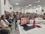 Más de un centenar de trabajadores reunidos en el salón de actos de CCOO para abordar la defensa de los derechos laborales y la lucha por una vivienda digna. Foto: José Coy.